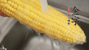 蓮藕切塊、玉米切段、荸薺削皮。