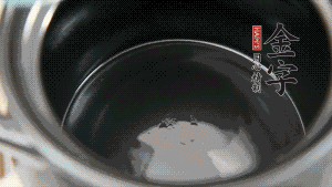 依次把排骨、玉米、蓮藕、荸薺放入砂鍋中。（根據(jù)食材的難易熟度放置，難熟的放下面，其他湯品也是一樣。）