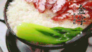 5分鐘后，在鍋邊用勺子淋一圈少少的油。打雞蛋，放青菜，把調(diào)好的醬汁倒入。（在米飯周?chē)眯∩籽刂佭吜苌弦蝗τ?，是為了吃到地道的鍋巴。這個(gè)過(guò)程可以稍微轉(zhuǎn)動(dòng)下鍋，使四壁受熱均勻。）