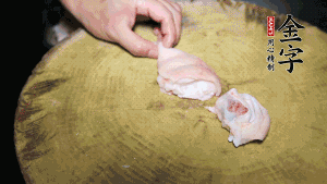 新鮮豬蹄切成塊狀，冷水入鍋，加姜片、黃酒汆燙3分鐘，出鍋后洗凈。（要先將豬蹄的蹄甲和毛處理干凈，如果有毛扎扎的感覺，非常影響口感。大火燒開后，撇去血沫，要多撇幾遍至干凈，這樣才可使湯色更鮮亮、清淡不油膩。）