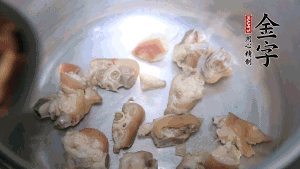 將汆燙好的豬蹄塊、蹄片 、筍段、姜片放入鍋中，放黃酒調(diào)味。