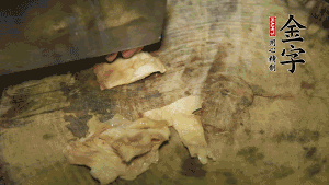 加適量溫水淹沒食材，大火燉至水沸后再小火慢燉1小時(shí)，出鍋前10分鐘加枸杞。（焯過水后的豬蹄不應(yīng)再用涼水，用溫水燉煮更容易軟爛。也可以用高壓鍋或者有煲湯功能的電飯煲，省時(shí)又便于入味。）