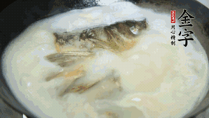 然后加竹蓀段、姜片、枸杞、火腿片，以少量鹽、黃酒調(diào)味，大火燉煮10分鐘。