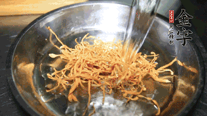 蟲草花用涼水浸泡10分鐘，干香菇溫水泡發(fā)至軟去蒂備用。蓮子、紅棗也可一同清洗干凈。
