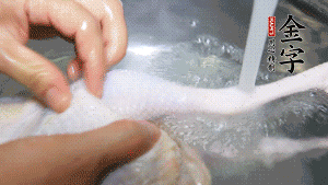 土雞處理干凈。（如果買不到土雞，一般的雞也是可以的，不過需要汆水。溫水下鍋汆燙7分鐘左右，汆燙時需要適時翻動。汆燙雞肉是為了去掉生腥味，也是一次徹底清潔的過程，可以使燉出的湯清爽而不渾濁，鮮香而無異味）