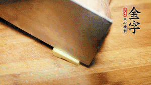 將雞、生姜片、火腿片放入砂鍋中，注入清水淹沒雞身。（燉湯最適宜冷水下鍋，隨著水溫的慢慢升高，原料會充分釋放出營養(yǎng)。）