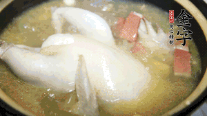 煮沸時加入蟲草花、香菇、紅棗，以料酒調(diào)味繼續(xù)小火燉煮1小時左右。