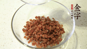 【月餅餡】2．火腿丁、白砂糖、蜂蜜攪拌腌漬2小時(shí)。