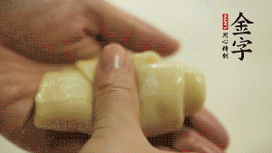 【包月餅】1．面劑兩頭向中間捏緊， 把光滑一面向下，按扁后搟成圓形面皮。餡料放在面皮中心，把餡料包緊，捏緊收口。