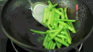 鍋中倒油，油溫7成熱時，放入四季豆煸炒至變色，然后放入香腸均勻翻炒，加少許清水燜煮1分鐘。