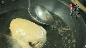 鴿子去毛和內(nèi)臟，處理干凈。大火燒開鍋中的水，放入鴿子汆燙3分鐘，撇清血沫，撈出備用。（為了保證湯色純正，肉類在煲制前要先去除殘留的血水，煲湯時一定要冷水下鍋，這樣肉里的蛋白質(zhì)才可以充分地溶解到湯里，湯的味道才會鮮美。）