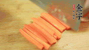 洋蔥、青椒、胡蘿卜切成粒備用。