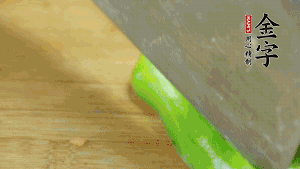 大蒜切成小段，青椒去籽滾刀切成塊。