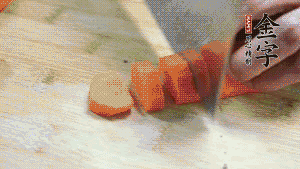 食材洗凈后，胡蘿卜切成塊，鮮香菇切成十字花刀備用。