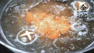 將烏冬面放入調(diào)好味的面湯中一起煮熟。（選擇烏冬面的原因，第一是因?yàn)椴锁B也能很好地做出成品，而不用擔(dān)心會(huì)糊鍋或者黏在一起；第二是因?yàn)榘咨拿鏃l，在夏天看起來更有食欲。）