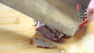 金字鹵牛肉打開包裝，把牛肉切成片狀。（眼見為實(shí)，用一整塊牛肉鹵制的鹵牛肉哦，牛肉的香氣感覺撲鼻而來有木有?。。。?>
					</div>
					<span>步驟 6/7</span>
					<p>金字鹵牛肉打開包裝，把牛肉切成片狀。（眼見為實(shí)，用一整塊牛肉鹵制的鹵牛肉哦，牛肉的香氣感覺撲鼻而來有木有！?。。?/p>
				</li><li>
					<div   id=