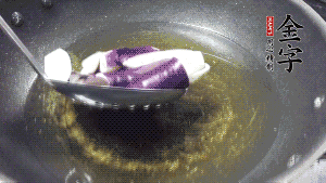 鍋中倒油燒至七成熱，將土豆炸至金黃，茄子炸軟，青椒塊略炸，然后撈出瀝油備用。