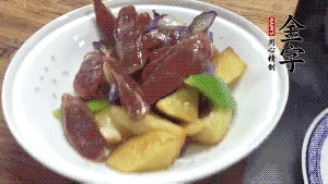 加少量生抽、鹽、糖、雞精調(diào)味，炒熟出鍋即可。