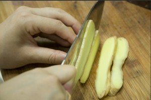 火腿切片，生姜切片。