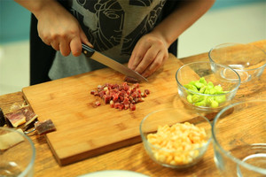 金字火腿隔水蒸15分鐘后切成小丁。