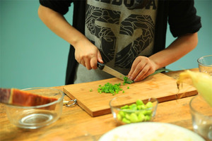 當(dāng)然，如果你愛(ài)吃蔥，可以切點(diǎn)蔥花加入。