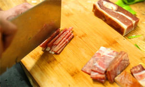 將火腿清洗后切成絲備用。
