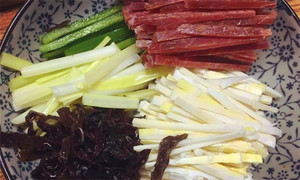 黑木耳泡發(fā)，黑木耳、韭黃、雷筍、青椒切成絲。