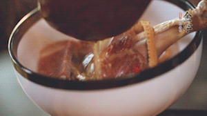 筍干提前冷水浸泡3小時，浸泡后將筍干撕成條狀。