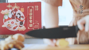 將處理好的老鴨放入冷水鍋中，丟入姜片，冷水煮沸去腥。