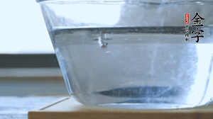 紅豆提前浸泡備用。