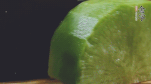 青蘿卜去皮切小塊。