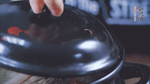 大火煮沸后，小火慢燉1～1.5個(gè)小時(shí)。