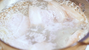 五花肉切塊，加姜片焯水備用。