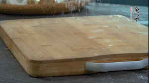 【面皮】3.案板撒點(diǎn)糯米粉，將面團(tuán)搓成均勻的小團(tuán)子。