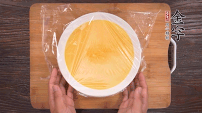 去除雞蛋液浮沫后，沸水上鍋蒸6分鐘。