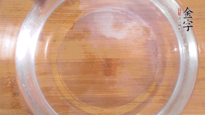 金字火腿切小片，浸泡5分鐘。