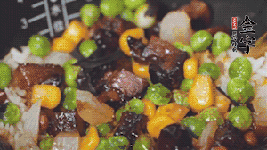 出鍋前加蠔油、生抽調(diào)味，撒點(diǎn)熟白芝麻即可。