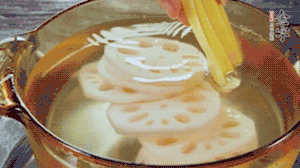 把藕和土豆焯水至八成熟，盛出瀝干水分。