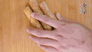 山藥去皮切斜刀塊，毛豆去外殼去膜，姜切片。