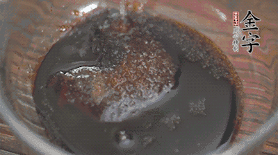 調(diào)配醬汁：耗油、生抽、老抽、糖、鹽、清水?dāng)嚢杈鶆颉?>
					</div>
					<span>步驟 3/5</span>
					<p>調(diào)配醬汁：耗油、生抽、老抽、糖、鹽、清水?dāng)嚢杈鶆颉?/p>
				</li><li>
					<div   id=