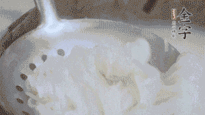 米粉煮熟過(guò)涼水備用。