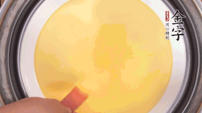 將火腿片均勻鋪上，繼續(xù)蒸6分鐘。