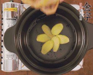 準(zhǔn)備土砂鍋，放姜片、鴿子、火腿片、蔥結(jié)、料酒，加沒過食材多些的清水，中小火燉煮。