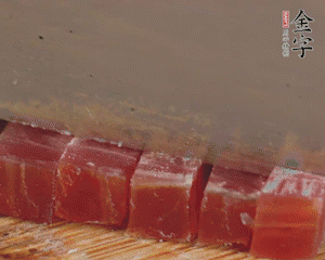 金字火腿切丁，春筍剝殼切丁，豌豆剝粒。