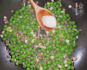 加水、料酒、鹽燒2分鐘即可。
