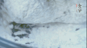 【面皮】2.將糯米粉和粳米粉混合，加煮好的艾草和適量清水，揉搓成面團(tuán)。