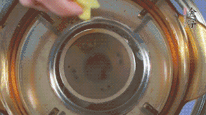 金字淡咸肉加姜片、料酒，冷水入鍋焯水。