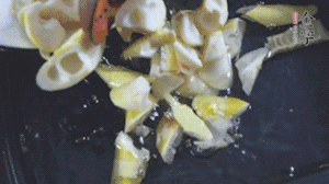 將淡咸肉、春筍、五花肉一起放入鍋中。