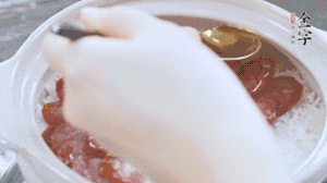 沿鍋邊倒一圈食用油蓋蓋，繼續(xù)小火燜8分鐘。