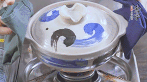 每隔30s將鍋傾斜一側(cè)。（受熱更均勻，鍋巴更噴香）